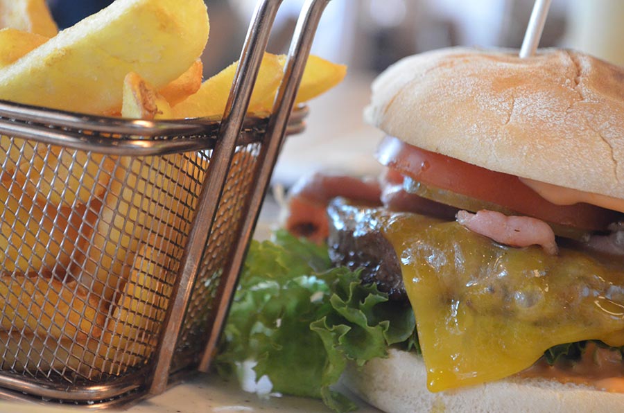Burger mit Pommes - Café Bar Spesso